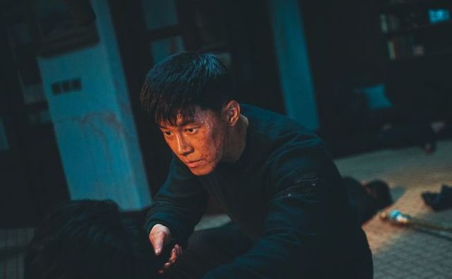 주저함도 흔들림도 없는 공호한 눈빛, 범죄현장을 전쟁터 아수라로 보이게 하는 배우 김무열의 아우라 ⓒ