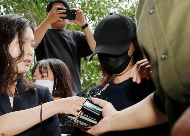 생후 일주일 된 딸을 텃밭에 암매장해 숨지게 한 혐의를 받는 40대 친모가 2023년 7월 구속 전 피의자 심문(영장실질심사)을 받기 위해 인천지법으로 들어서고 있다.ⓒ연합뉴스