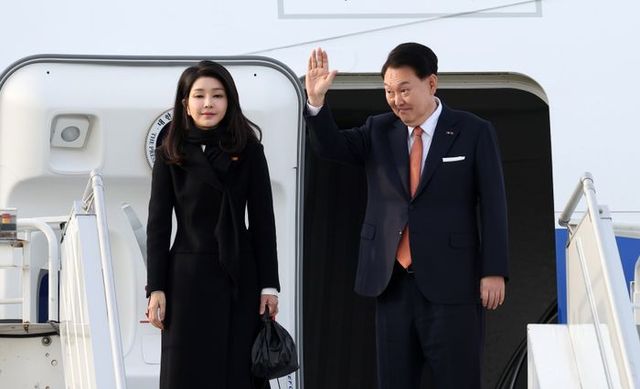 네덜란드 국빈 방문 일정을 마치고 귀국하는 윤석열 대통령과 부인 김건희 여사가 지난해 12월 14일(현지시간) 암스테르담 스히폴공항에 도착해 공군 1호기 탑승에 앞서 인사하고 있다. ⓒ뉴시스