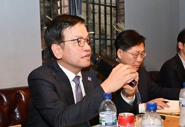 최상목 경제부총리 겸 기획재정부 장관이 5일(현지시각) 조지아 트빌리시에서 열린 아시아개발은행 연차총회 참석 이후 가진 기자간담회에서 발언을 하고 있다.ⓒ기획재정부