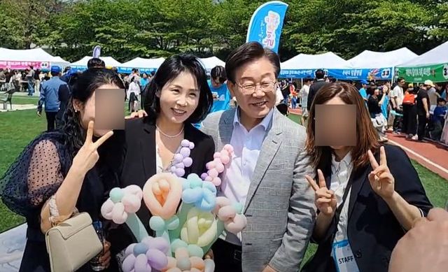 이재명 더불어민주당 대표의 배우자 김혜경씨가 약 2년 3개월 만에 이 대표와 함께 공식 일정에 모습을 나타냈다. 김씨는 지난 4일 이 대표와 함께 인천 계양구 경인교대에서 열린 인천 어린이 놀이 축제와 계양아라온 행사에 참석했다. 민주당 관계자는 "앞으로는 김씨의 공개 활동이 늘어날 수 있다"고 덧붙였다. 사진은 4일 경인교대 인천 어린이 놀이 축제에 참여한 이재명 대표와 김혜경 씨 모습. ⓒ이재명 더불어민주당 대표 유튜브 캡처