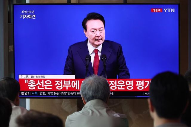 9일 오전 서울 용산구 서울역에서 시민들이 윤석열 대통령 취임 2주년 기자회견을 시청하고 있다. ⓒ 데일리안 홍금표 기자