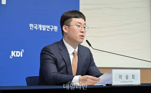 이승희 KDI 경제전망실 연구위원이 9일 정부세종청사에서 기상 여건 변화가 물가에 미치는 영향과 시사점에 대해 발표하고 있다. ⓒKDI