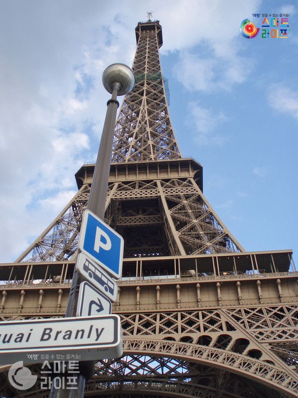 에펠탑을 오를 때는 엘리베이터를 이용하는 걸 추천한다