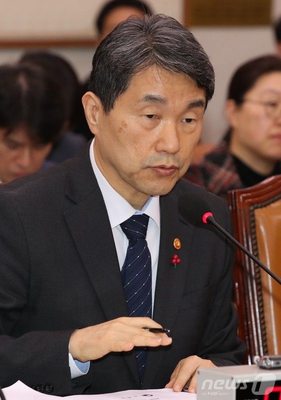 이주호 사회부총리 겸 교육부장관이 17일 오전 서울 여의도 국회에서 열린 법제사법위원회 전체회의에 출석해 AI교과서와 관련한 의원 질의에 답하고 있다.