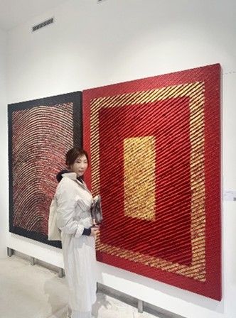 베니스 비엔날레 국가관에 전시된 자신의 작품 앞에 서있는 오지윤 작가