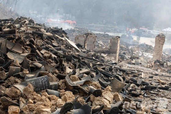 전국 곳곳에 산불이 이어지고 있는 27일 경북 의성군 고운사에서 연기가 피어오르고 있다.이번 산불로 국가지정 문화유산 보물로 지정된 고운사 가운루와 연수전 등이 전소됐다.