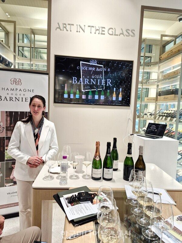 샴페인 설명중인 와인 메이커 Ms. Alix Malfait Berthelot