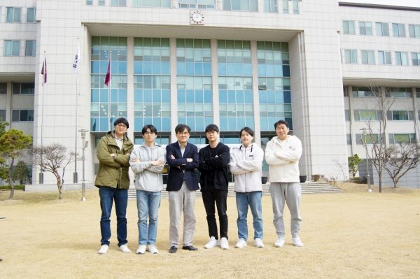 어윤성 교수는 자신이 시스템반도체를 연구하고 학생들을 가르치는 교수와 실리콘R&D(주) 대표라는 두 가지 역할을 잘 해낼 수 있게 옆에서 함께해주고 도와준 학생들과 직원들에게 감사의 마음을 표했다.(사진=임성희 기자)