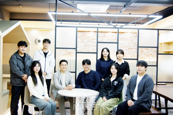 배학열 교수는 학생들에게 주변의 동료들과 함께 협력하고 의사소통을 원만하게 할 수 있는 자세를 가지라고 강조하며 “새로운 지식을 배우는데 그대로 받아들이는 것보다 과거 기술과 어떤 차이들이 있는지 살펴보면서 내가 새롭게 적용할 수 있는 아이디어들이 있는지 깊이 생각해야 합니다”라고 덧붙였다.(사진=임성희 기자)