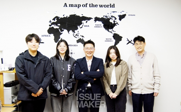 미래에 지구과학 선생님이 될 제자들에게 임충완 교수는 학문적 지식뿐만 아니라, 따뜻한 성품의 선생님이 될 수 있도록 많은 조언과 격려를 아끼지 않는다.(사진=임성희 기자)