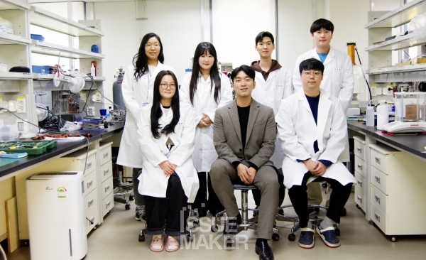 김찬연 교수는 학생들을 가르치고 이들이 점차 성장하는 과정을 옆에서 볼 수 있다는 것이 교수로서 정말 큰 보람이라며 “제가 학생들을 지도하면서, 이제야 비로소 저를 지도해주신 은사님들이 겪으셨을 고민과 어려움을 조금이나마 이해할 수 있게 되는 것 같습니다. 제 은사님들께 감사를 전하고 싶습니다”라고 밝혔다.(사진=임성희 기자)