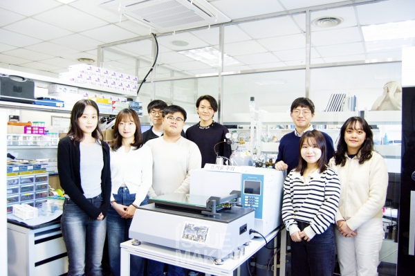 안윤호 교수는 친환경적이고 지속가능한 기술에 관심이 많은 학생이 연구실에 지원한다며 “비교과 활동을 통해 대학원생들과 친밀한 멘토-멘티 관계를 형성하고 있습니다. 반드시 성적이 좋아야지만 연구를 잘 할 수 있는 것은 아니고 동기 부여가 된다면 누구나 연구를 잘 할 수 있다고 격려하고 있습니다”라고 밝혔다.(사진=임성희 기자)