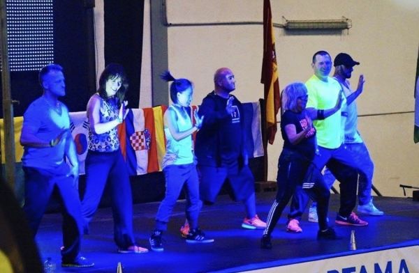 스텝박스 전문 글로벌 피트니스 프리젠터로 자리매김한 김은기 대표는 그동안 일본, 대만, 말레이시아, 독일, 이탈리아, 크로아티아, 그리스, 슬로베니아, 스페인 등 전 세계 다양한 국가의 크고 작은 컨벤션 및 센터에서 교육과 시연을 펼치며 국제적 영향력을 높여갔다.ⓒ 어나더레벨