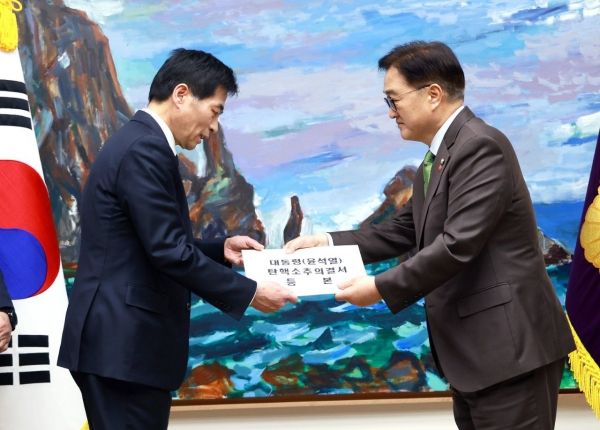 우원식 국회의장이 김민기 국회사무총장에게 ‘대통령(윤석열) 탄핵소추의결서’ 등본을 전달하고 있다. ⓒ국회