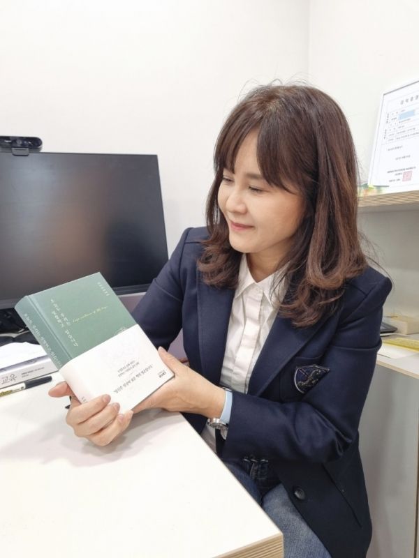 고민서 대표는 자신의 교육 철학과 가치관을 널리 전하고자 저서 [부모살롱]과 [오늘도 우리는 성장하고 있습니다]를 펴내 대중들로부터 큰 주목을 받았다. ⓒ 꽃피다국어