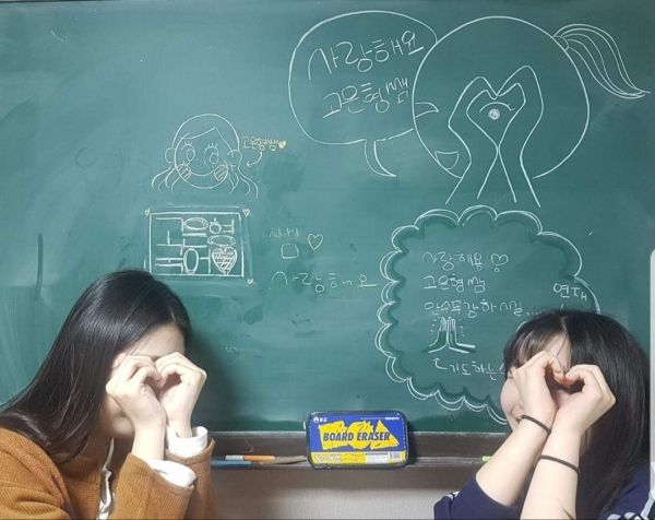 고민서 대표는 과거 학원과 공부방에서 학생들과 진정성 있게 소통하며 스승과 제자로의 끈끈한 우정을 쌓아나갔다. ⓒ 꽃피다국어