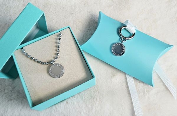 펀딩을 통해 제공되는 리워드는 반려견을 키우는 견주의 이름, 연락처, 등록번호를 별도로 각인해 산책용 인식표 목걸이로 사용할 수 있다.ⓒ 캘리파인