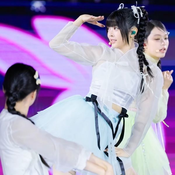 지난 5월 21일 김민정 대표가 디자인한 한복을 입고 '코리아 온 스테이지' 무대에 오른 뉴진스의 모습. ⓒ하우스 오브 린