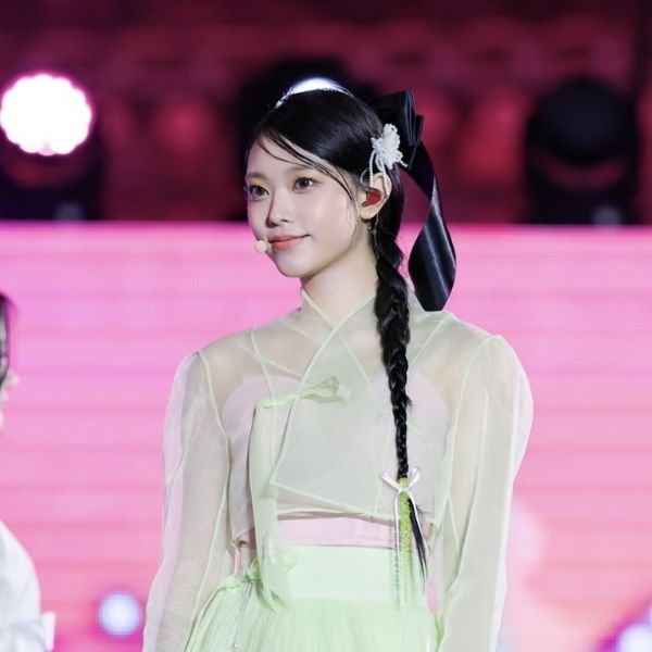 지난 5월 21일 김민정 대표가 디자인한 한복을 입고 '코리아 온 스테이지' 무대에 오른 뉴진스의 모습. ⓒ하우스 오브 린