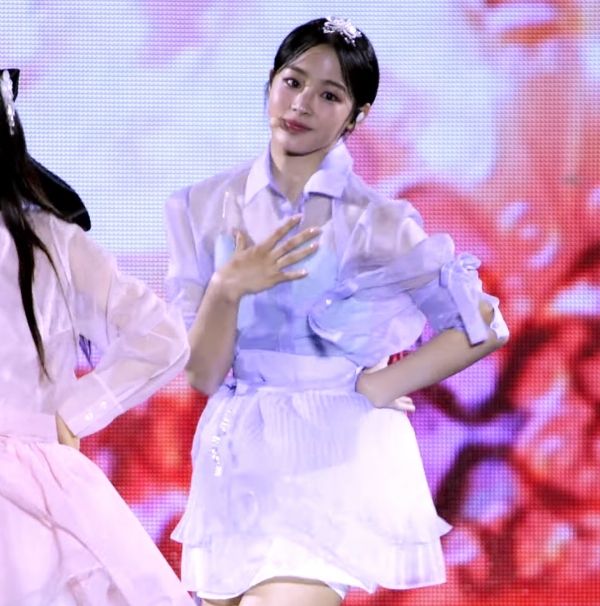 지난 5월 21일 김민정 대표가 디자인한 한복을 입고 '코리아 온 스테이지' 무대에 오른 뉴진스의 모습. ⓒ하우스 오브 린