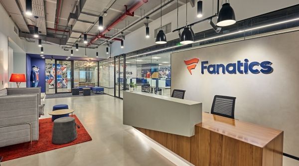 파나틱스가 생산을 맡은 올해 메이저리그 유니폼의 품질을 두고 큰 논란이 일고 있다. ⓒ파나틱스(Fanatics)