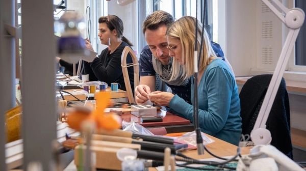 에르메스 가방은 프랑스 현지에서 한땀 한땀 수작업으로 제작되고, 연간 제조 물량이 한정적인 만큼 1~2년 대기는 기본이다. ⓒBENOIT TEILLET/에르메스