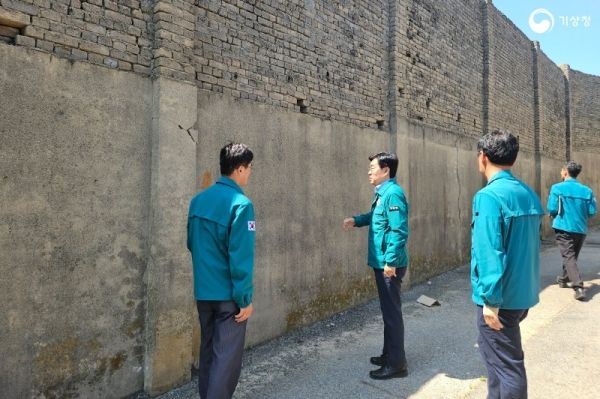 장동언 기상청 차장은 전북 부안군 지역에서 발생한 지진 현장을 방문해 피해 현장을 점검했다. ⓒ기상청