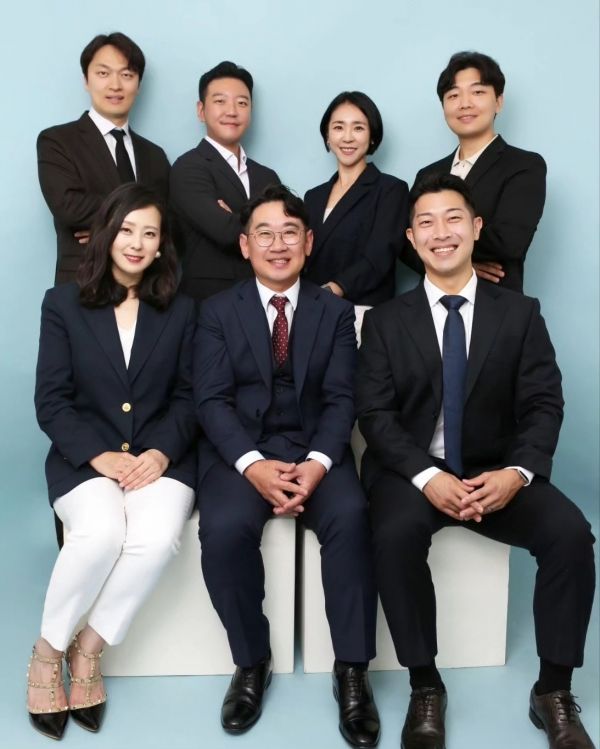 강지우 대표는 세무사, 변리사, 법무사, 금융전문가 등 각 분야 최고 전문가들을 연결한 비즈니스 협업 파트너 팀을 구성하는 등 활발한 대외 활동도 펼치고 있다.ⓒ 갤러리디바인(Gallery Divine)
