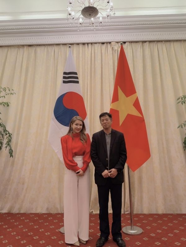 국내외 다양한 분야에서 크고 작은 글로벌 기업의 프로젝트 및 개인사업을 펼쳐왔던 조시은 대표는 중국과 베트남, 그리고 미국은 물론 세계 여러 나라의 정책 인사 및 기업인들과 긴밀한 관계를 맺으며 샤론제이글로벌의 글로벌 시장 진출을 성공적으로 이끌고 있다. ⓒ 샤론제이그룹