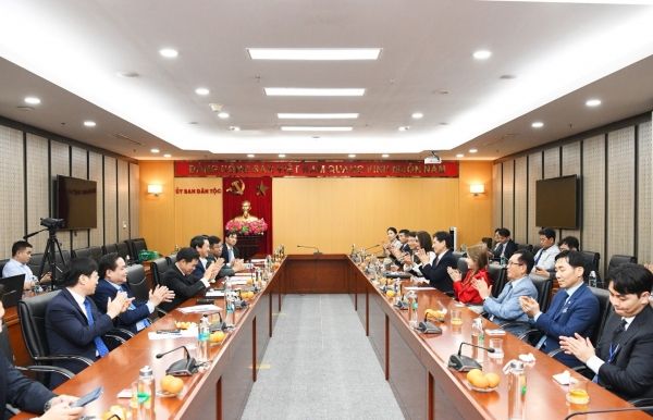 뷰티&스킨케어 브랜드인 ‘바비제이’와 패션 브랜드 ‘타이탄제이’는 베트남을 시작으로 일본 미국 중국 두바이 등 세계시장에 빠르게 진출할 계획이다. 오른쪽 사진은 조시은 대표가 부회장으로 있는 KOVECA(한베경제문화협회)가 베트남 과학기술부에 한국기업을 대표해 브리핑 하는 모습.ⓒ 샤론제이그룹