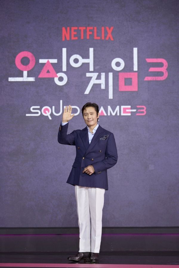 K드라마 열풍의 시발점인 된 넷플릭스 ‘오징어 게임’에서 이병헌은 반전의 핵심 프론트맨 황인호 역으로 등장해 전 세계적인 신드롬을 이끌었다. ⓒ넷플릭스