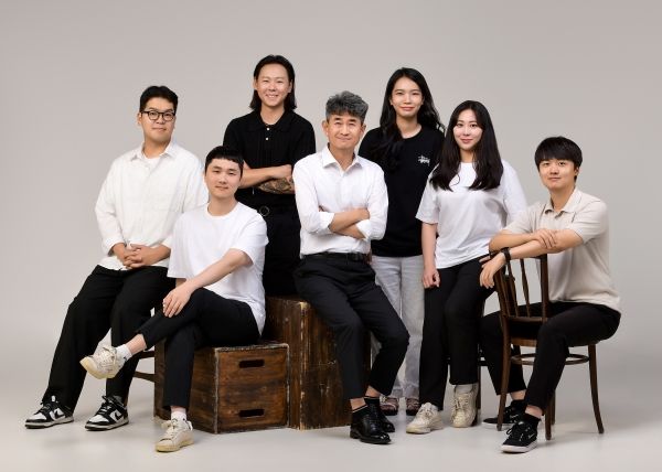 기술과 문화의 경계를 잇는 창의적 인재들이 모인 다니엘프로젝트㈜는 각자의 전문성과 개성을 존중하며, 데이터와 예술을 결합한 혁신적인 콘텐츠 생태계를 구축하고 있다.ⓒ 다니엘프로젝트㈜