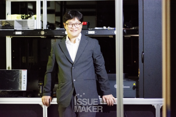 순수 물리학을 전공한 김희대 교수는 양자광자공학을 기반으로 한 나노 단위의 물질 연구로 고성능 수소 센서, 바이오 센서를 비롯해 기존의 태양전지를 대체할 에너지 하베스팅 기반의 태양전지 등의 응용 연구를 진행해 순수과학과 공학을 넘나드는 넓은 연구 스펙트럼을 자랑하고 있다.(사진=임성희 기자)