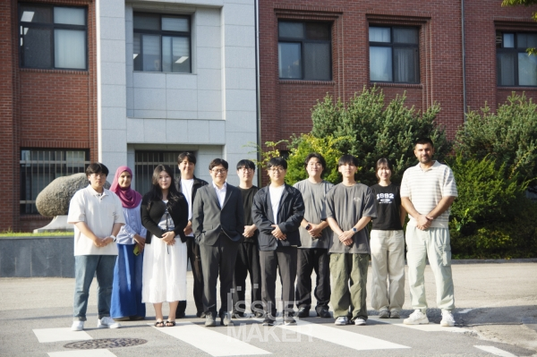 김희대 교수는 융합연구로 후배 과학자와 학생들에게 길 터주는 선배가 되고 싶다고 밝혔다. ‘2025년도 수요 기반 양자 기술 실증 및 컨설팅 지원사업’, ‘2025년도 한-영국 과학기술협력창구사업’, 에코스타트업 과제 선정으로 더 바쁜 나날을 보낼 김희대 교수와 연구실의 행보를 응원한다.(사진=임성희 기자)