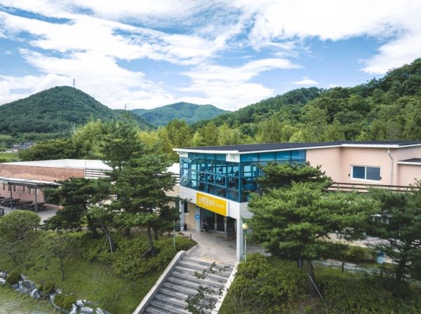 경상북도 영덕군 남정면 도천리 마을 초입에 자리한 조이풀빌리지는 ‘북스테이 도천’과 ‘조이풀라운지’, ‘카페 도천’으로 구성되어 있다. ⓒ(주)투웰브마운틴즈