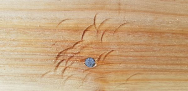 하나의 못을 박기 위해 내리친 수십 번의 망치 자국은 실패의 자국이 아니라 마침내 성공한 의지의 흔적이다. 꿈을짓는학교의 교육철학을 나타내는 상징적인 사진이다. ⓒ꿈을짓는학교 사회적협동조합