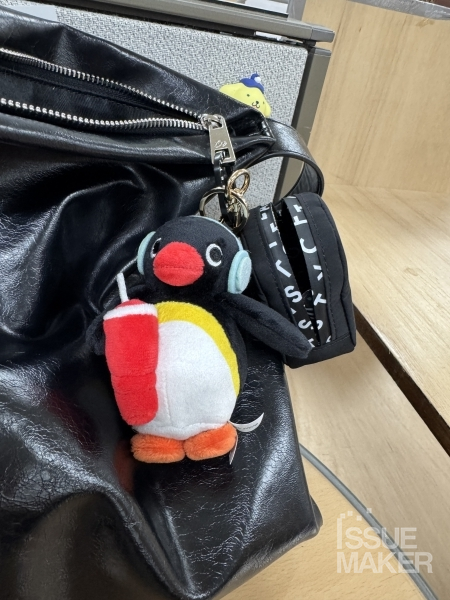 Z세대 사이에서 일상 속 소지품을 원하는 대로 꾸며 자신만의 정체성을 표현하는 ‘데코덴티티(Decodentity)’가 유행하고 있다. ⓒ독자 제공