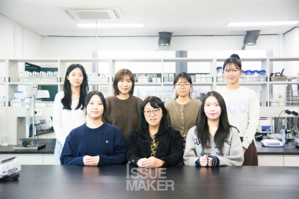 이진현 교수는 “우리 학과는 화장품에 관심이 상당한 학생들이 찾아서 오는 학과에요. 그래서 학생들의 열정이 아주 높습니다. 우리 연구실은 인성 좋고 배려심 깊은 학생들이 수학하고 있으며 이런 이들에게 저의 모든 지식과 경험을 나누어 줄 준비가 돼 있습니다”라고 밝혔다.(사진=임성희 기자)