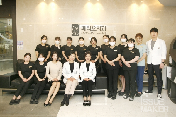 이희나 강사는 자신의 활동을 믿고 든든히 지지해 준 정인순, 백인순 대표원장님, 허정민 부장님, 그리고 동료 선생님들 덕분에 실패를 두려워하지 않고 새로운 도전을 이어갈 수 있었다고 전한다. 사진은 이희나 강사가 총괄실장을 재직 중인 부산 페리오치과 전체 구성원.사진=김남근 기자