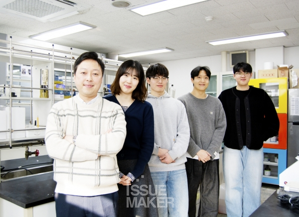 김종호 교수는 “고분자 소재를 하는 엔지니어는 항상 성능을 올리거나 기능을 주기 위해서 다양한 연구를 한다”며 좋은 성능과 좋은 기능이 있는 소재를 만들어 사회에 좋은 영향을 미치고 싶다고 밝혔다.(사진=임성희 기자)