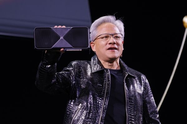 엔비이아의 젠슨 황 CEO는 차세대 그래픽처리장치(GPU) 지포스 ‘RTX 50’ 시리즈와 로봇·자율주행 AI 개발 플랫폼 ‘코스모스’의 출시 소식을 알렸다. ⓒConsumer Technology Association (CTA)