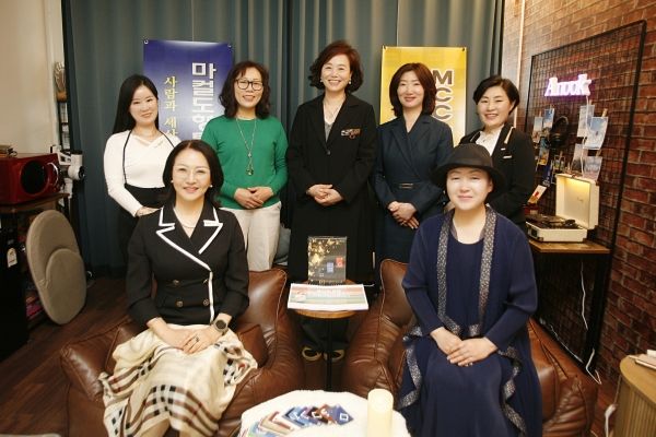 마컬도형통합심리협회가 다양한 분야의 전문가들이 함께할 수 있는 원동력은 김향미 대표의 사람에 대한 사랑과 존중, 나눔, 그리고 사람에 대한 깊은 이해가 담긴 철학에 기인한다. 사진은 마컬도형통합심리협회 대표강사들과 촬영한 사진. (윗줄 좌측부터 시계방향 유나샘 강사, 김경득 강사, 엄해정 강사, 이현진 강사, 강경옥 강사, 오영아 강사, 선학 김향미 대표)ⓒ 마컬도형통합심리협회