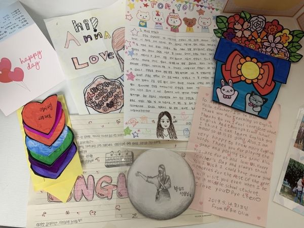 삼성영어 셀레나 센텀제니스어학원의 학생들 역시 선생님의 사랑을 마음으로 느끼며 스승에 대한 애정과 감사함의 표현을 숨기지 않는다. ⓒ 삼성영어 셀레나 센텀제니스어학원