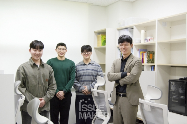 정영 교수는 “저는 연구가 너무 재밌고 행복해서 힘든 석박사 과정을 견딜 수 있는 원동력이었습니다. 하지만 이런 원동력을 제가 학생들에게 만들어 줄 수는 없습니다. 저는 학생 시절에 도전도 많이 해보고, 실패도 많이 겪어보는 것이 중요하다고 생각합니다. 그래서 저는 학생들의 실패를 용인해주고 도전하는 것만으로도 의미가 있다고 격려합니다. 실패를 통해서 새로운 원동력을 얻길 바랍니다. 제가 교수로서 월급을 받는 가장 큰 이유는 학생이라고 생각합니다. 언제든 저에게 찾아오는 걸 환영합니다. 고민 상담, 진로상담 무엇이든 환영합니다”라고 말했다.(사진=임성희 기자)