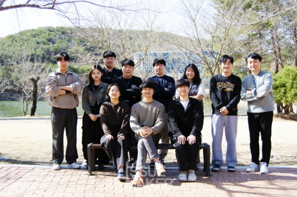 박 교수는 인공지능 반도체 설계, 인공지능을 CAD에 적용하는 연구에 관심을 가진 학생들이 연구실에 많이 지원하고 있다며 “VLSI(초고밀도집적회로) 설계에 관해 연구해야 할 주제가 정말 많습니다. 저희 연구 분야에 관심이 있는 학생들의 많은 지원을 기다리겠습니다”라고 강조했다. 덧붙여 아날로그 반도체, 인공지능 반도체, 양자컴퓨팅 구동 회로에 대한 설계 방법론을 만드는 것에도 관심을 두고 계속 도전하겠다고 밝혔다.(사진=임성희 기자)