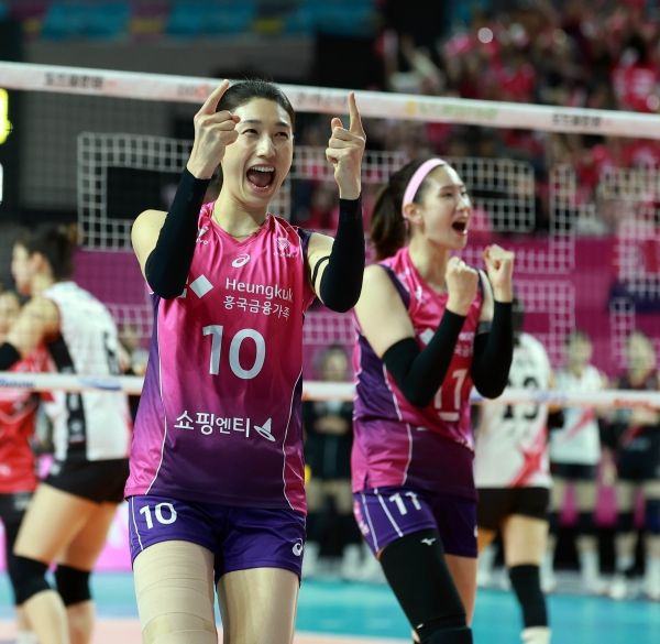 ‘제2의 김연경’ 발굴과 내실을 강화하기 위해 대한배구협회와 한국배구연맹은 물론 프로 구단 모두 머리를 맞대야 한다는 지적이 나온다. ⓒ흥국생명배구단 핑크스파이더스