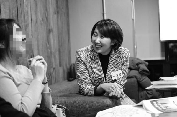 좋은 코치가 되기 위한 조건은 기술보다 철학이고, 이 질문이 누구를 위한 것인지 끝없이 성찰해야 한다고 주장하는 이재경 대표의 코칭을 받은 리더들은 ‘역시 해답은 내가 가지고 있었다, 나 자신을 다시 보게 되었다.’고 말한다. ⓒ 코칭 퍼스트클래스