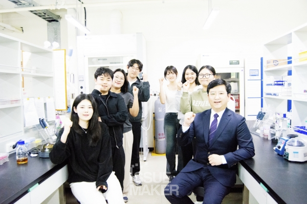 박인규 교수는 연구원들에게 본인의 꿈이 무엇인지 매일매일 생각하라고 강조한다며 “꿈에 맞춰 철저한 계획을 세우고 꿈을 찾아가라고 합니다. 본인이 하고 싶은 것을 해야 가장 좋지 않을까요?, 그러려면 상당한 노력과 희생이 따르겠지만, 그 과정이 다 인생의 자양분이 될 것입니다”라고 밝혔다. (사진=임성희 기자)