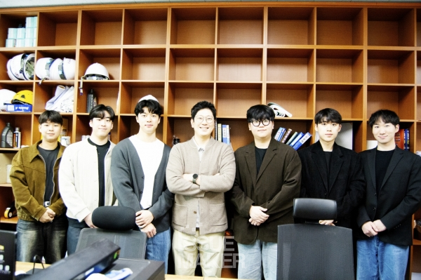 김정환 교수는 VR, AR, 원격제어, 자율주행 등 학생들이 흥미를 느낄만한 첨단기술 연구주제를 다루며 연구 능력은 물론 현장감도 높일 수 있도록 돕고 있다.(사진=임성희 기자)